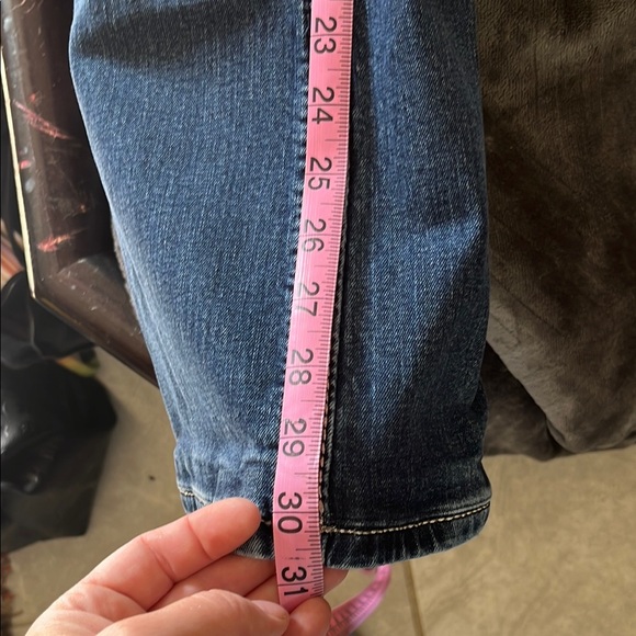 Stylish Blue Jeans with Patterned Pockets - Picture 5 of 5